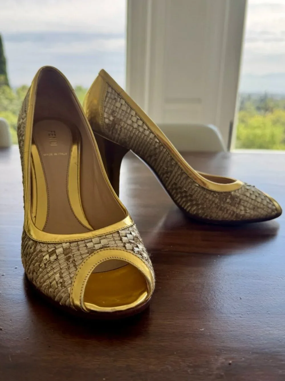 FENDI Spuntata Intreccio Oro / Gold Woven Leather Peep Toe Pump